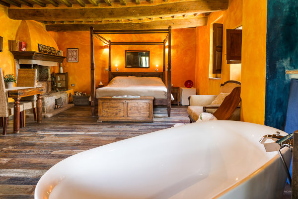 hôtel sorano - chambre double avec lit à baldaquin avec cheminée et baignoire