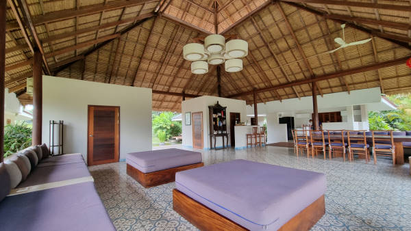 hôtel kampot cambodge - espace commun avec espace bar et grande table en bois pour les diner chambre d'hotes