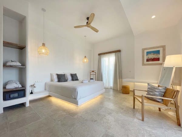 hotel astypalea - chambre double spacieuse dans les couleurs blanche avec des touches de gris