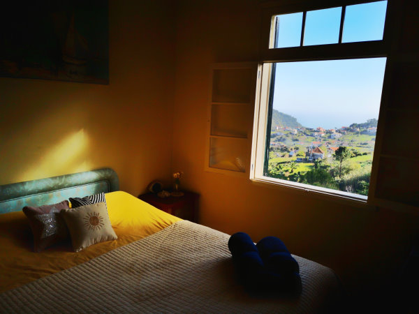 gîte madère - Chambre avec lit double avec fenêtre ouverte avec une vue incroyable