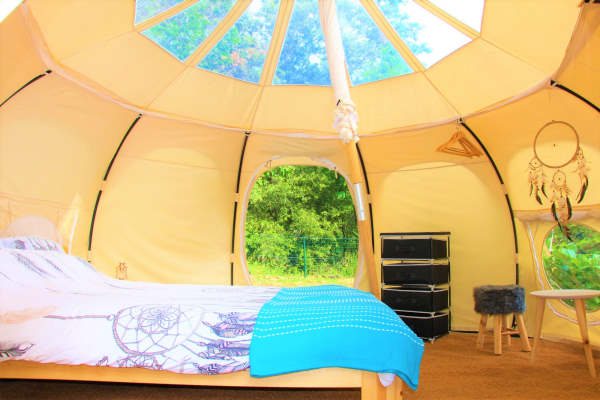 camping cévennes bord de rivière - Intérieur d'une tente châtaigne avec le toit transparent