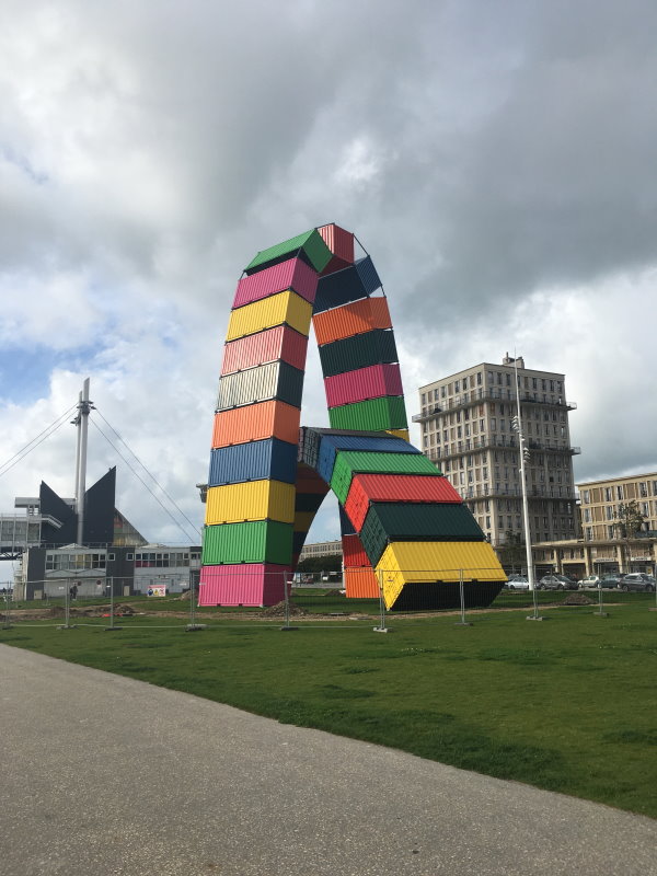 Week end au Havre : L'œuvre du port du Havre ou des conteneurs de couleurs vives sont empilés pour former une arche
