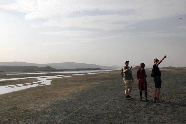 Photo prise sur les rive du lac Matron on y voit à droite 3 personnes