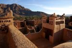 Photo prise du le toit de la Kasnah on peut y voir la cour intérieure ainsi qu'une partie du batiment en architecture traditionnelle. Au font on aperçoit les montagnes