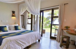 Double room with access to the garden with a blue-tinted bedspread