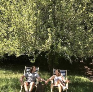 Ingrid et Anais dans des chiliennes avec des rayrues horizontales bleu et blanches à l'ombre des arbres