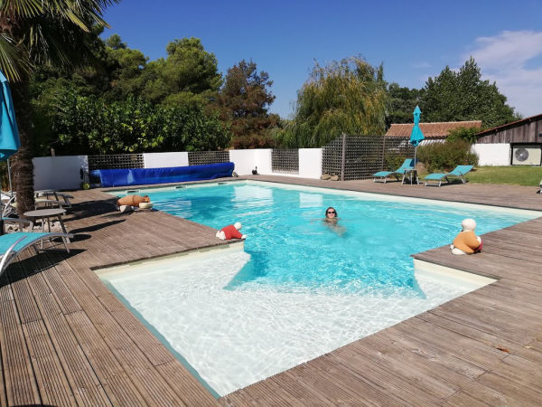 Le Relais de la Cavayere - Photo de la piscine avec une terrasse en bois et escalier dans le coin