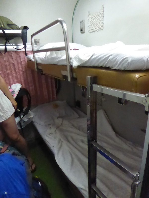 Photo d'une cabine couchette avec 2 lit superposés dans un train de nuit en Thailande