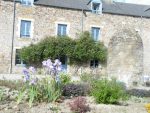 corps de ferme en pierres avec son joli jardin fleurie