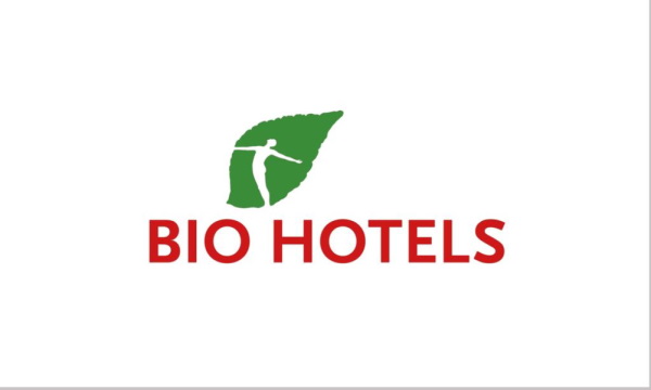 logo blanc avec bio hotels écrit en rouge et une feuille verte au-dessus