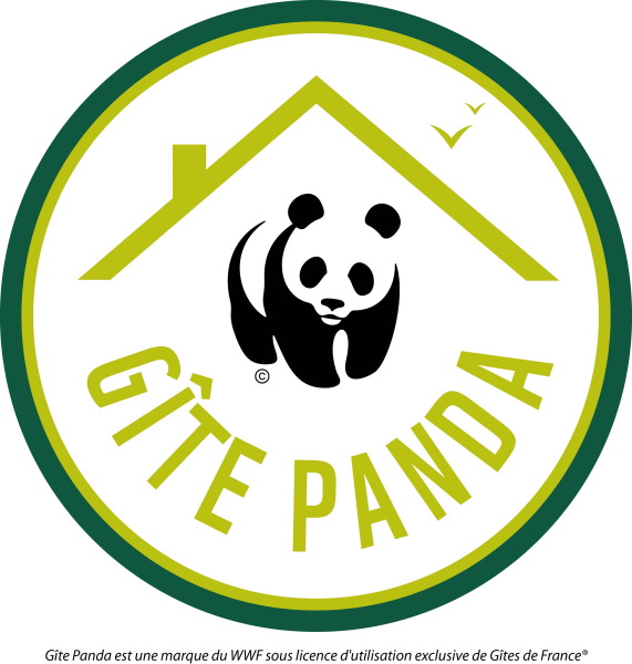 logo panda sous un toit de maison vert