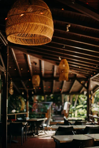 terrasse couverte en bois tropical avec luminaire en bois jaune