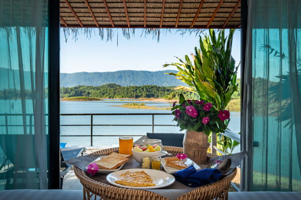 petit déjeuner sur terrasse avec vue sur le lac