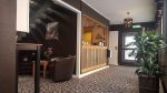 Hall d'hotel murs marrons bar de réception en bois