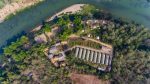 Photo prise du ciel de Namkhan Ecolodge parfaitement intégré dans son environnement dans le long d'un méandre du fleuve