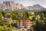 Càmina Suite&Spa - photo taken from the sky over the building and behind the mountains