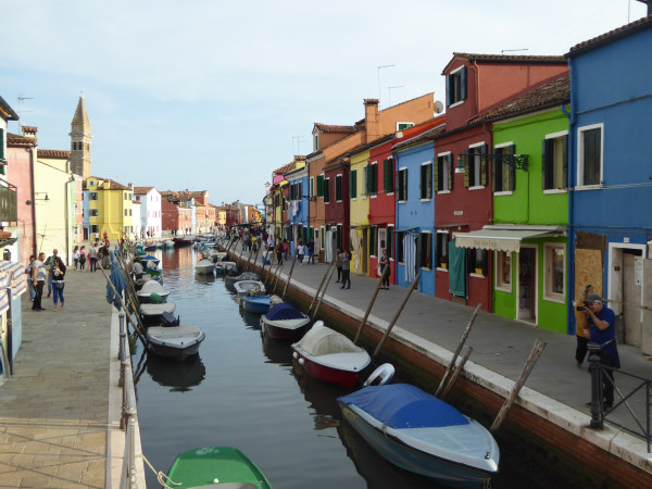 88 / 5000 Résultats de traduction Photo of a canal on the island of Burano with its colorful houses in the Venetian lagoon 