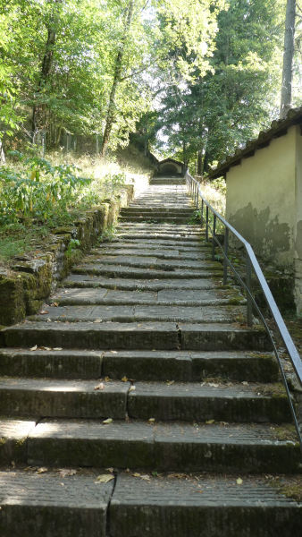 Escalier de pierre sur le chemin de la randonnée des chapelles autour de l'Abbaye de Vallombrosa