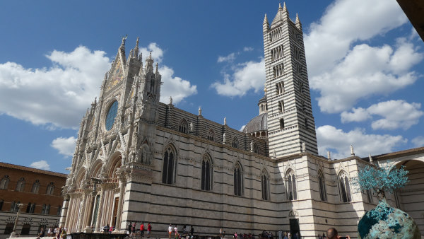 Le Duomo de Sienne avec dans l'angle droit une œuvre de l'artiste Roggi