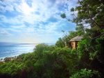 Bungalow en bois au milieu d'une forêt luxuriante avec une terrasse et une vue extraordinaire sur la mer