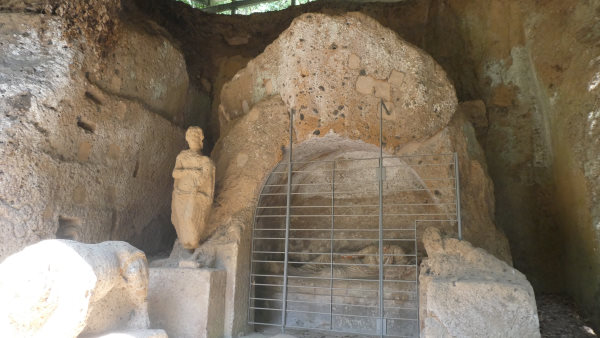 nécropole Etruste Sovana - les vestiges d'une statue en tuf devant une tombe