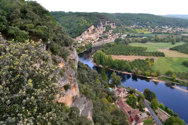 hébergement insolite en France - hébergement insolite en France - Photo du Parc naturel régional des Causses du Quercy avec la dordoagne qui serpente au centre d'un côté les falaises et de l'autre de champs verts