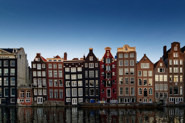 Alternative tourisme du masse à Venise - Amsterdam. Maisons colorées le long d'un canal