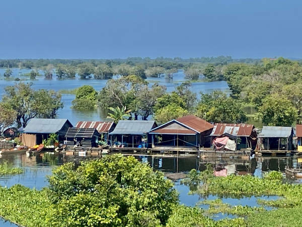 Cambodge autrement - photo prise du ciel d'un village flottant sur le lac tonle sap