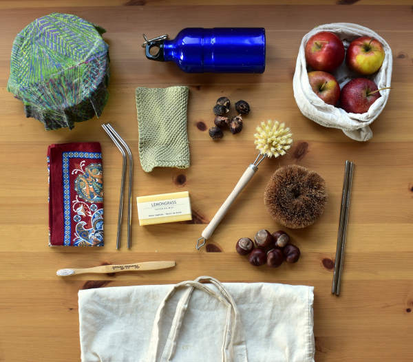 voyager en van aménagé - kit zéro déchet : paills en inox, bee wrap, brosse à dents en bambou, brosse de vaisselle en bois, gourde en inox, tote bag et sac à vrac