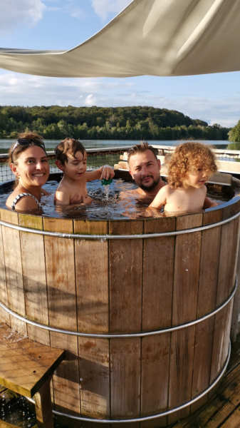 Famille de 4 personnes heureuse dans un bain nordique
