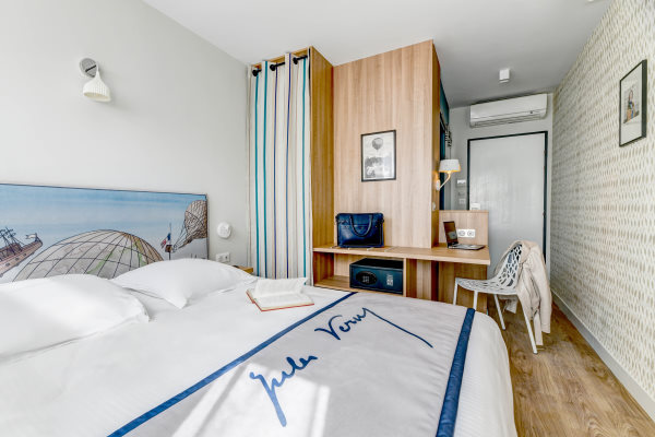 hôtel biarritz centre ville - Chambre avec lit doucle et mobilier en bois clair