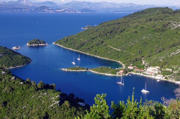 vacances en voilier - îles croates vue du ciel avec des voiliers sur la mer