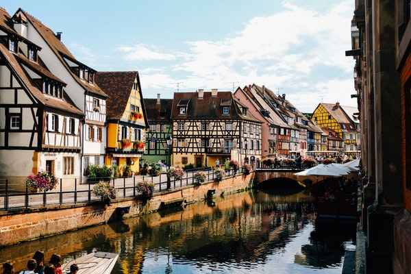 Vacances dépaysantes en France - Vieux centre de Colmar avec des bâtiments à colombages et la rivière Lauch