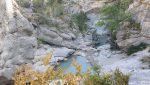 Photo d'une des gorges des baronnies provençales avec au centre une rivière aux eaux turquoises