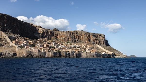 Road trip en Grèce sur 2 semaines - Monemvasia vue depuis la Méditerranée