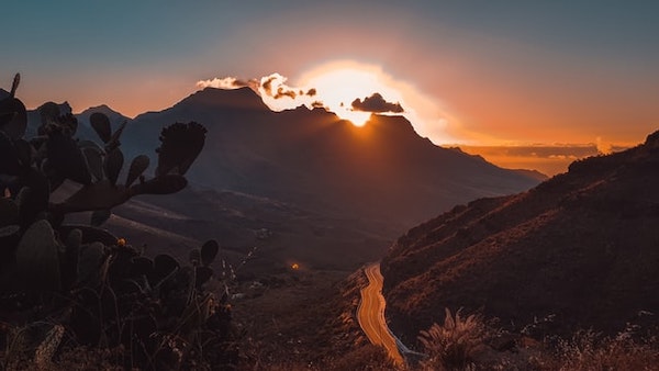 Route dans les montagnes de Gran Canaria au couché de soleil
