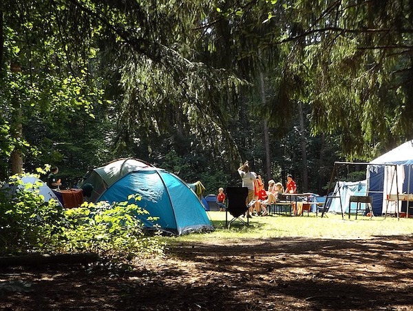 camping écologique - Regroupement de tentes sur une aire de camping