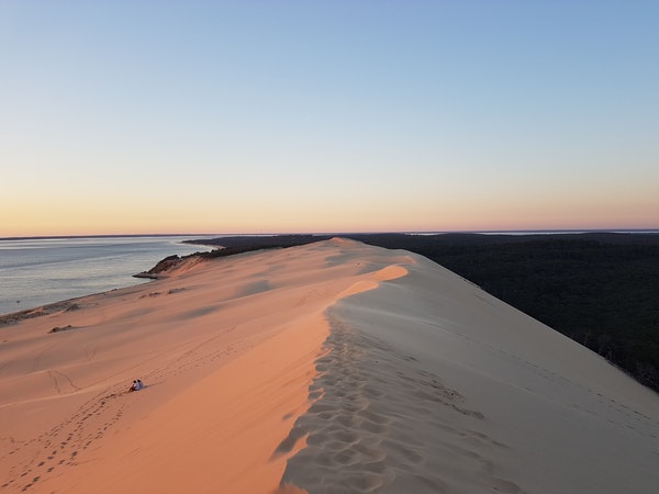 Vacances dépaysantes en France - Sommet de la dune du Pilat au couché du soleil, avec l'océan Atlantique et la forêt des Landes