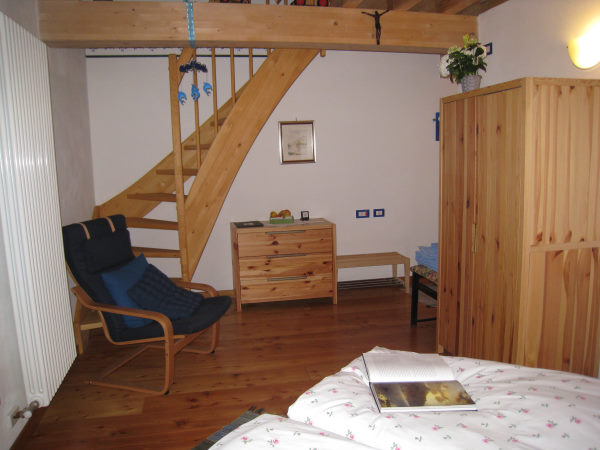 Chambre avec mobilier en bois et mezzanine