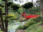 Vacances dépaysantes en France - étang du parc oriental de Maulévrier avec au centre un petit sont rouge d'inspiration japonaise