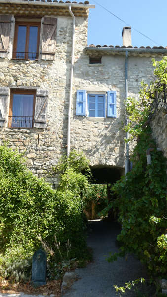 Village typique du sud de la france avec ses maisons en pierre et  ses arches sous les maisons