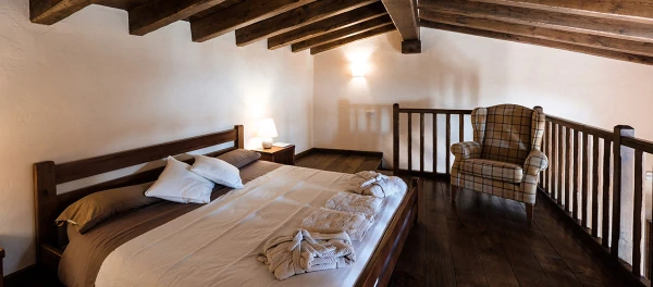 hôtel tavertet - chambre avec lit double en hauteur près du toit en bois