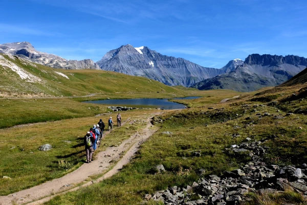 centre vacances Savoie - Groupe de randonnée au bord d'un lac en été