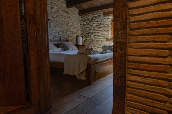 chambre lit double entouré de pierre