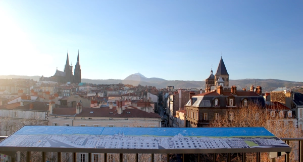 Vue panoramique sur les toits de Clermont Ferrand depuis le roof top de l'hotel Alexandre Vialatte