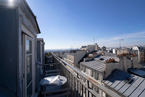 hôtel 4 étoiles Montmartre - hôtel Marcel Aymé balcon avec vue sur les toits de paris à la butte montmartre